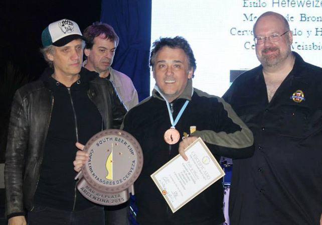 Daniel Recibiendo el premio de mano de Gordon Strong -USA y Charly Alberti.