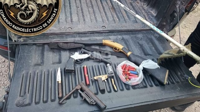 Barrio Brigadier López: una denuncia por robo derivó en una requisa domiciliaria con dos aprehendidos y cuatro armas secuestradas