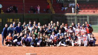 Las chicas que&nbsp; formaron parte de la reunión de sóftbol.