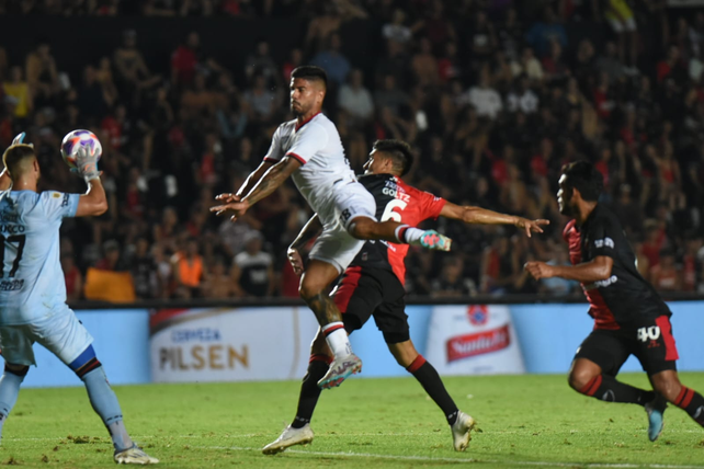 Newells, que perdía 1 a 0 en el primer tiempo, rescató un empate ante Colón
