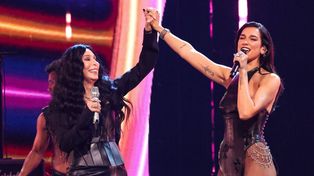 Cher y Dua Lipa cantaron juntas el hit Belive y no sólo unieron dos generaciones de talento, también desmintieron teorías conspirativas de redes