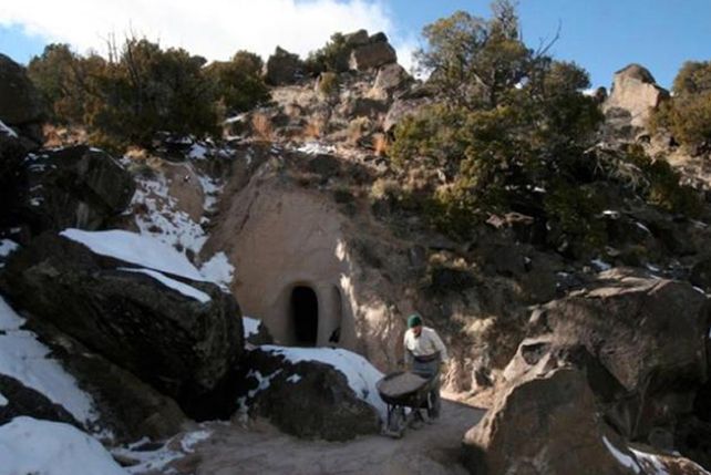 Más de diez años lleva Paulette viajando a las cuevas todos los días