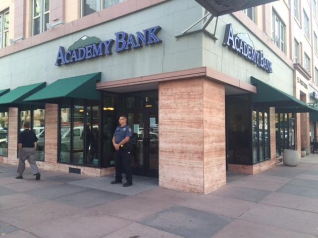 Empezó a sacar dinero de la bolsa y a lanzarlo y dijo ¡Feliz Navidad!