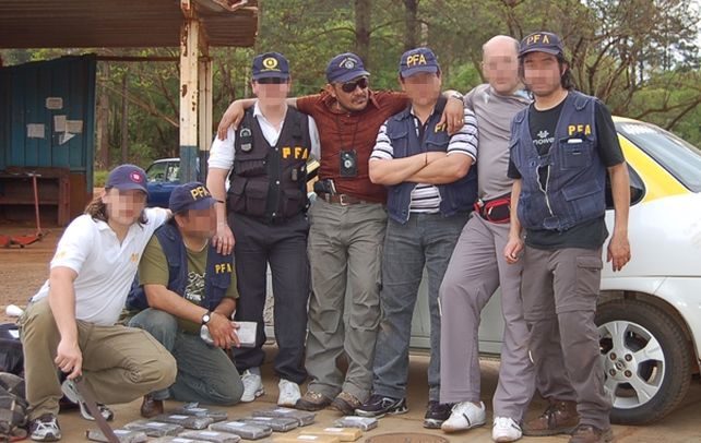 Un preso en la causa de Los Monos aparece en fotos de un operativo de la Policía Federal