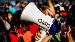 Se realiza la marcha del orgullo y un pañuelazo para pedir por el aborto legal