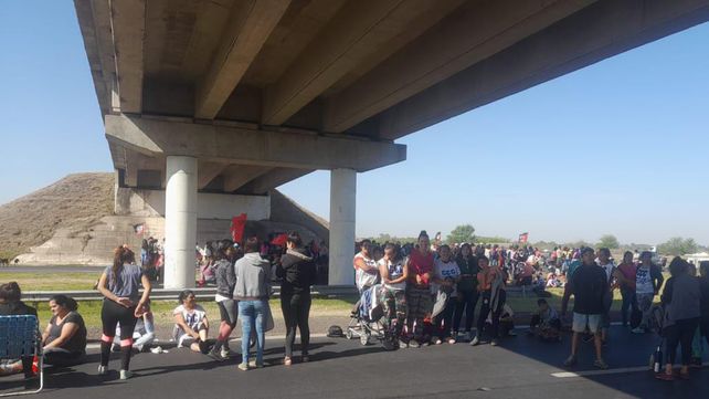 El piquete de los vecinos se ubica debajo del puente de calle Wilde