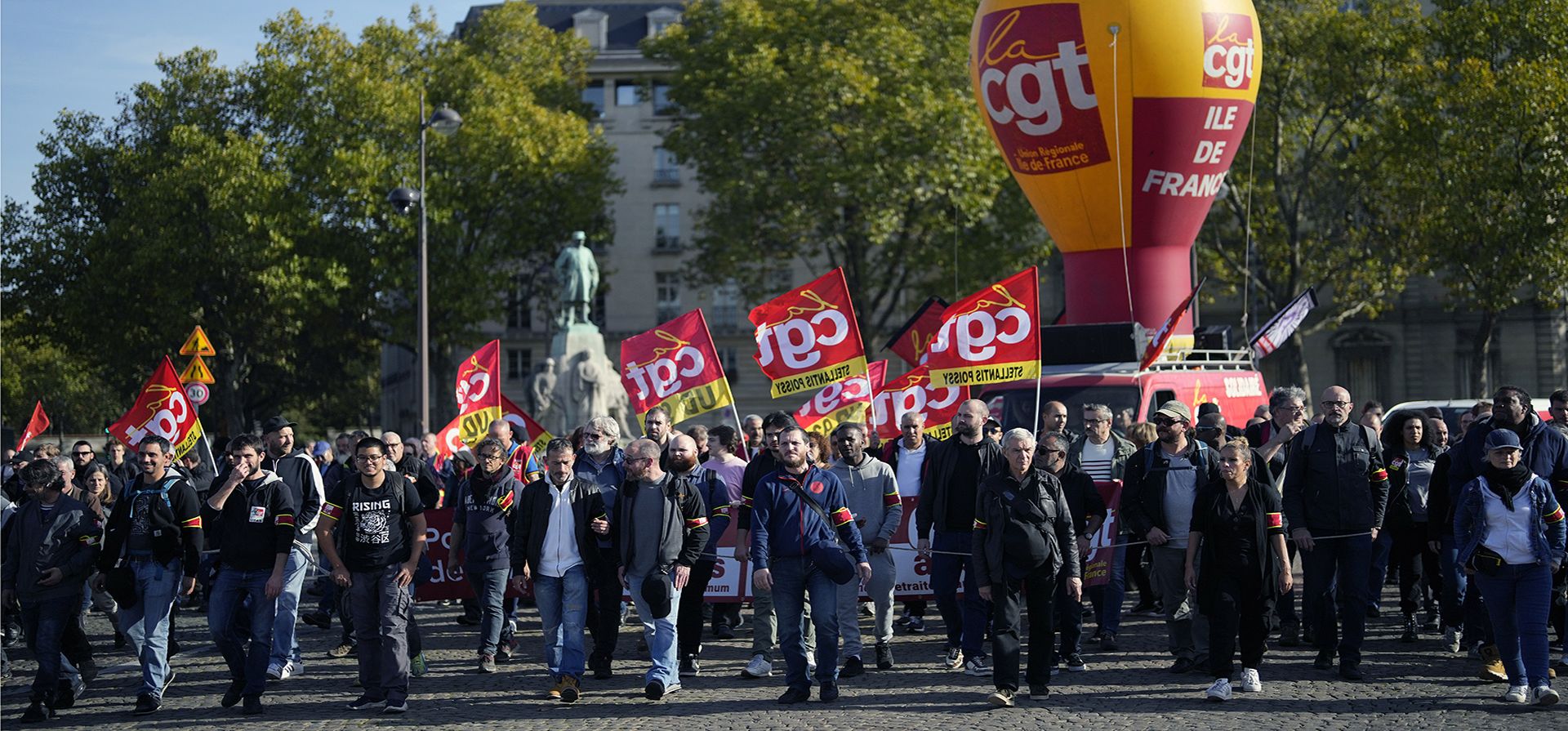 Manifestantes marchan durante una protesta en París, el jueves 27 de octubre de 2022. El sindicato francés de extrema izquierda realiza huelgas y reclamos para exigir aumentos salariales para compensar la inflación.