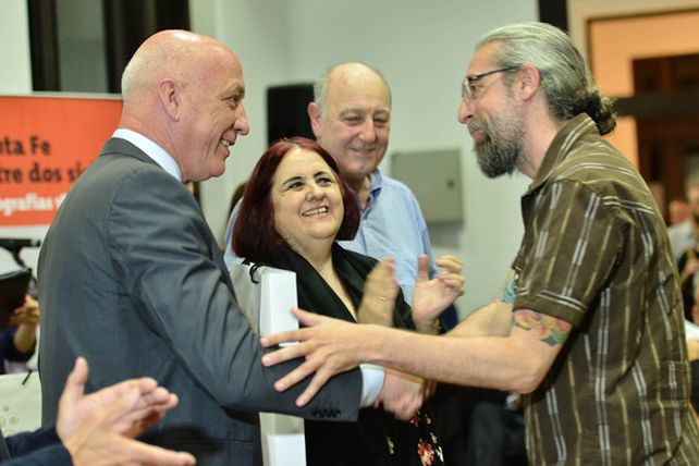 Bonfatti presentó un libro de fotografías que reconstruye la historia de Santa Fe