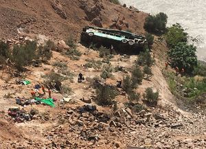 Al menos 44 muertos al caer un colectivo a un precipicio en Perú