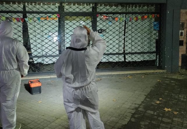Personal de la Agencia de Investigación Criminal trabaja sobre el frente del bar baleado anoche.&nbsp;