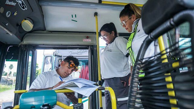 Inspectores municipales actuaron en una inspección de colectivos este lunes para evaluar el mantenimiento de las unidades. Un coche fue retirado de circulación