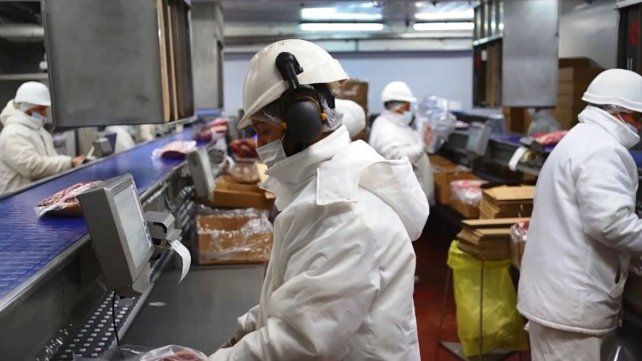 Por la caída de los salarios