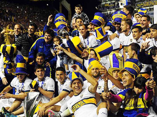 La foto del campeón. Jugadores y cuerpo técnico posan para la foto.