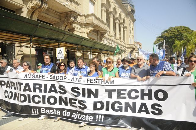 Multitudinaria marcha de trabajadores en el microcentro santafesino