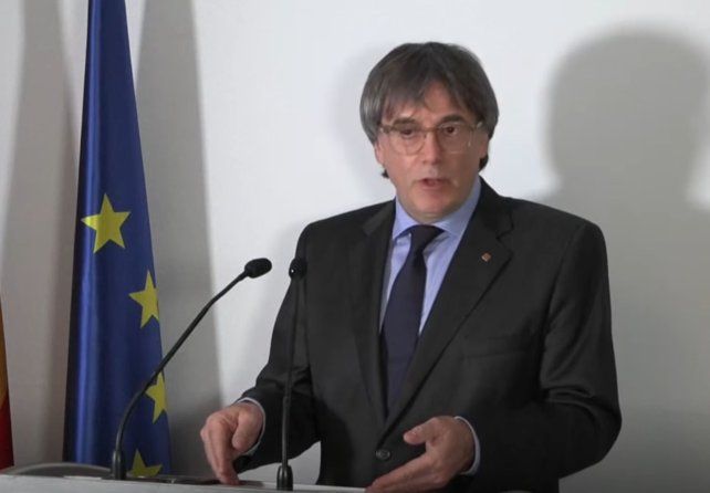 España levantó la orden de arresto contra el separatista catalán Carles Puigdemont