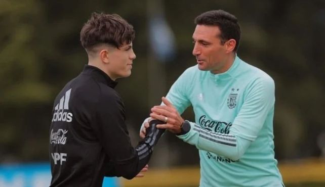 Lionel Scaloni desearía tenerlo en el plantel a Garnacho pese a la lesión.