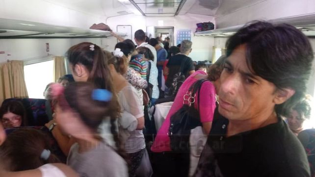 Pasajeros de colectivos varados por el paro sorpresivo de choferes se volcaron al ferrocarril