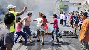 Vecinos protestan en Chile por la falta de ayuda estatal