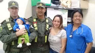 Gendarmes salvaron la vida de un bebé
