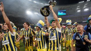 Ignacio Malcorra lleva la copa, feliz por el título conseguido por Central.
