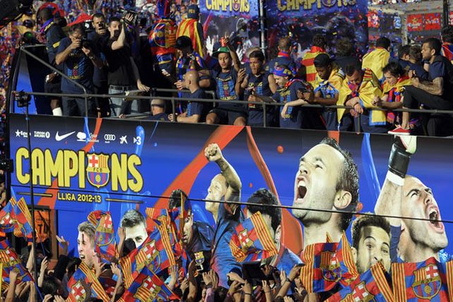 Messi encabezó los festejos del campeón por las calles de Barcelona
