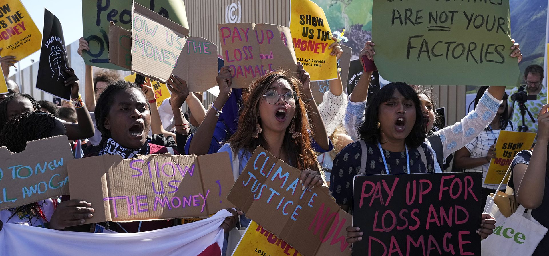 Protesta de Fridays for Future pidiendo dinero para la acción climática en la Cumbre Climática COP27 de la ONU, el viernes 11 de noviembre de 2022, en Sharm el-Sheikh, Egipto.