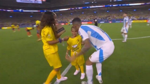 Ángel Di María recibió el primer homenaje de parte de sus hijas