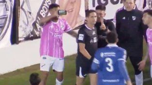 Escándalo: Lamolina cambió un penal tras una insólita escena con un celular