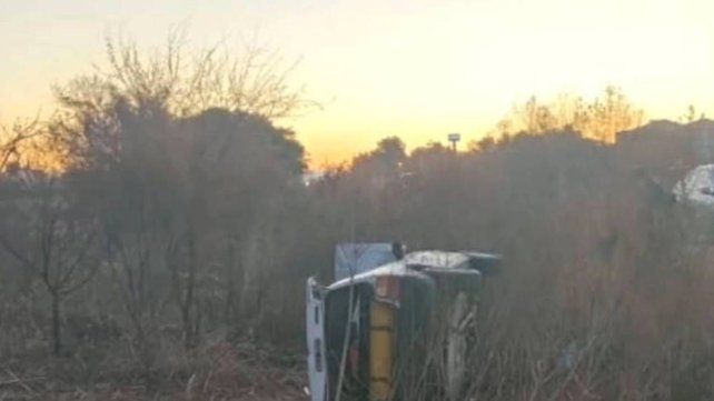 Conductor perdió el control de su auto y volcó en el Acceso Norte de Paraná