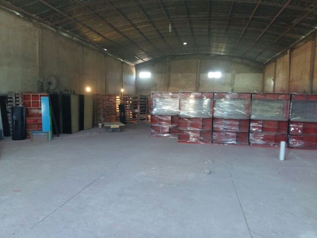 Venta de muebles. Estas personas ofrecen roperos a bajo costo en la vía pública.