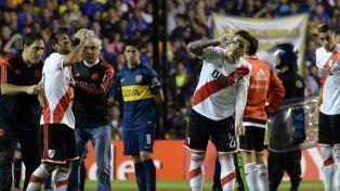 Los jugadores de River sufren la agresión con gas pimienta en el clásico de hace diez años en La Bombonera.
