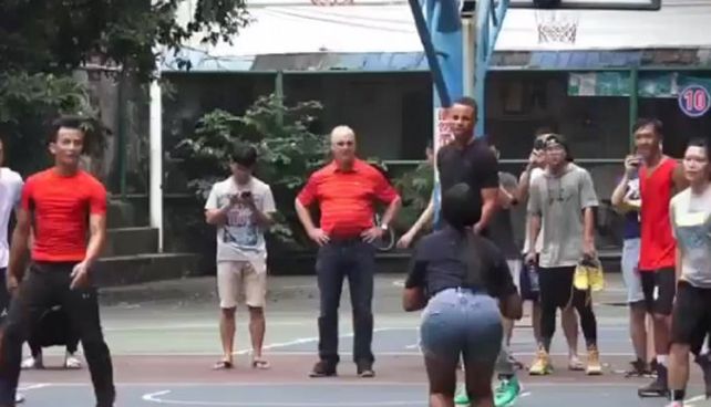 La esposa de Stephen Curry lo humilló en pleno partido de básquet La esposa de Stephen Curry lo humilló en pleno partido de básquet