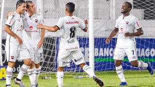 Todos con el capit&aacute;n. Maxi Rodr&iacute;guez tuvo participaci&oacute;n directa en el 2 a 0 que consigui&oacute; la Lepra en suelo santiague&ntilde;o. Cacciabue, Rivero y Leal corren para saludar a la Fiera.