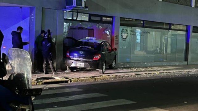 Un auto terminó incrustado en el Tribunal de Cuentas municipal.