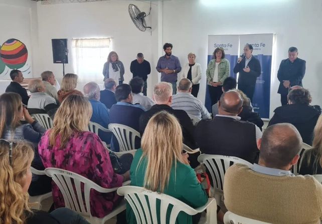 Totoras: firman convenio por 22 kilómetros de ripio en zona rural