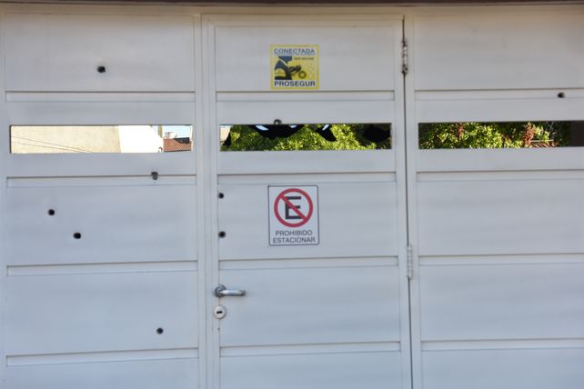 El portón de la casa de la víctima fue baleado la madrugada del lunes pasado&nbsp;