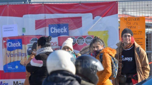 Libres del Sur se manifestó en dos supermercados de Paraná para reclamar contra la inflación. Denunciaron la falta de mercadería para comedores y merenderos.