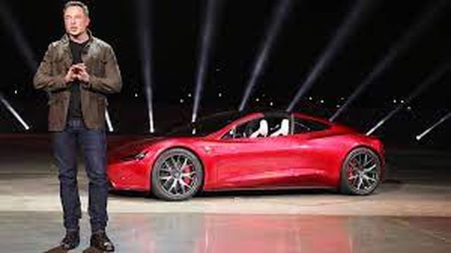 Elon Musk en el lanzamiento de un nuevo modelo de Tesla