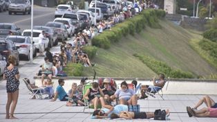 Muchas personas esperan en el Centro de Testeo Móvil en Playa Grande, Mar del Plata.