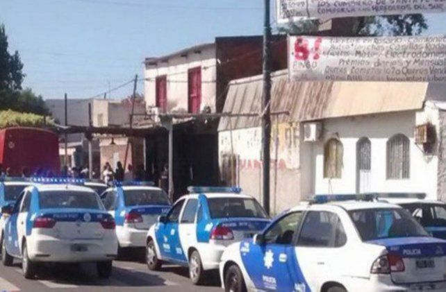 Congestión de patrulleros a las puertas de la escena del crimen de Mariela Miranda el 11 de marzo de 2016.
