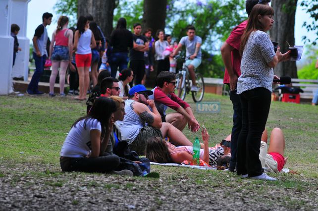 {altText(Desde temprano el público llegó a la segunda edición del #E4T. Foto<b>&nbsp;UNO</b>&nbsp;Juan Manuel Hernández.&nbsp;,Encuentro del Cuarto Tipo mostró el camino de la autogestión )}