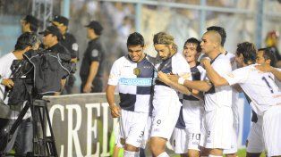 Los futbolistas canallas celebran uno de los goles del paraguayo Bareiro en cancha de Atlético.