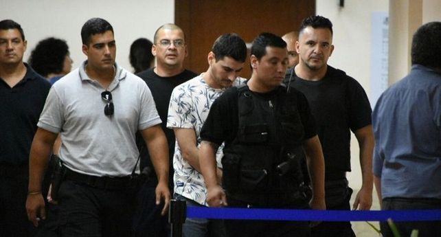 Tubi Segovia ingresa esposado a la sala de audiencias en Tribunales.