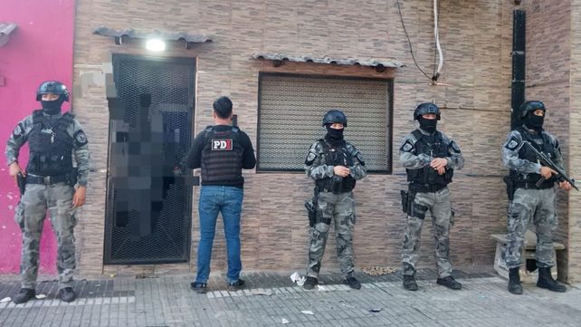 En uno de los allanamientos la policía detuvo a un prófugo de la Justicia.