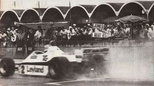 Nunca tan expuesta la posición de Carlos Reutemann dentro del equipo Williams en 1980 y 1981. Aquí,en Rio, y el cartel bajo la lluvia. La Fórmula 1 fue casi siempre así.