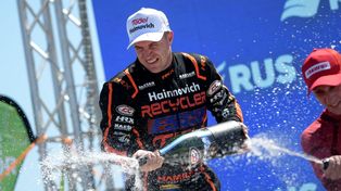 Mariano Werner celebra con todo el primer triunfo del año en Viedma. Rossi la tuvo en el bolsillo pero se le escapó. El TC abrió con todo.