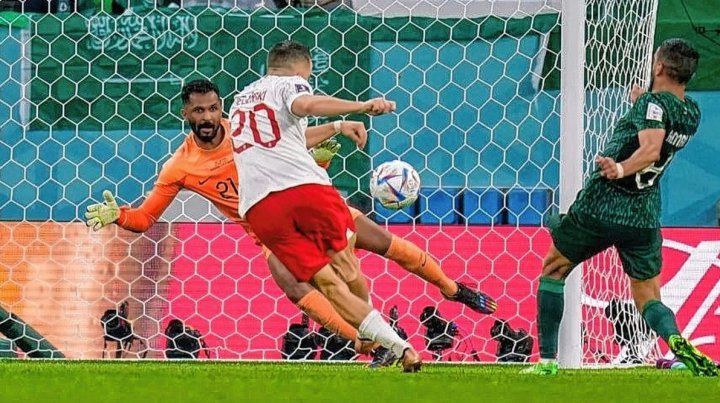 Robert Lewandowski anotó el primer gol con la camiseta de Polonia en el Mundial de Qatar. 