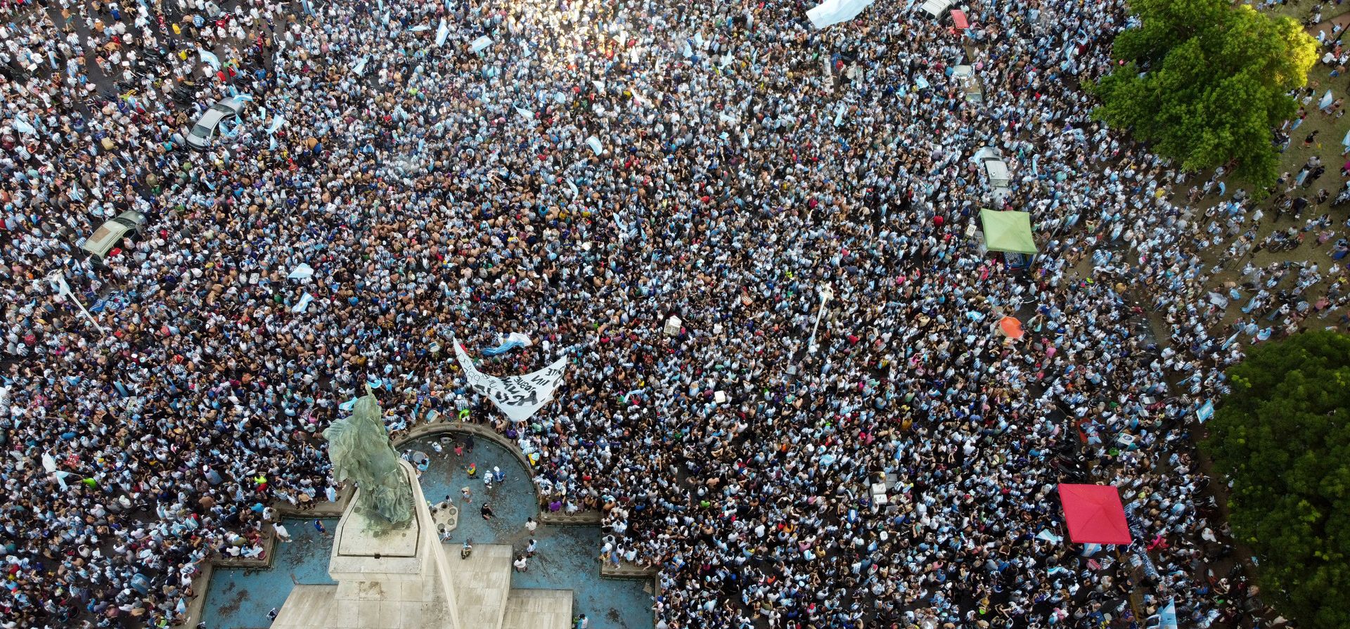 La multitud, la felicidad y el Estado