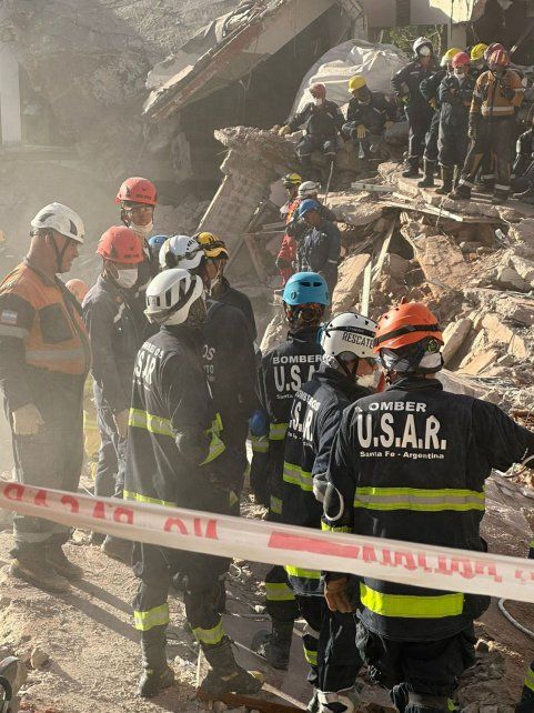 El contingente de bomberos santafesinos que colaboró en el rescate de las víctimas del derrumbe en Villa Gesell.&nbsp;