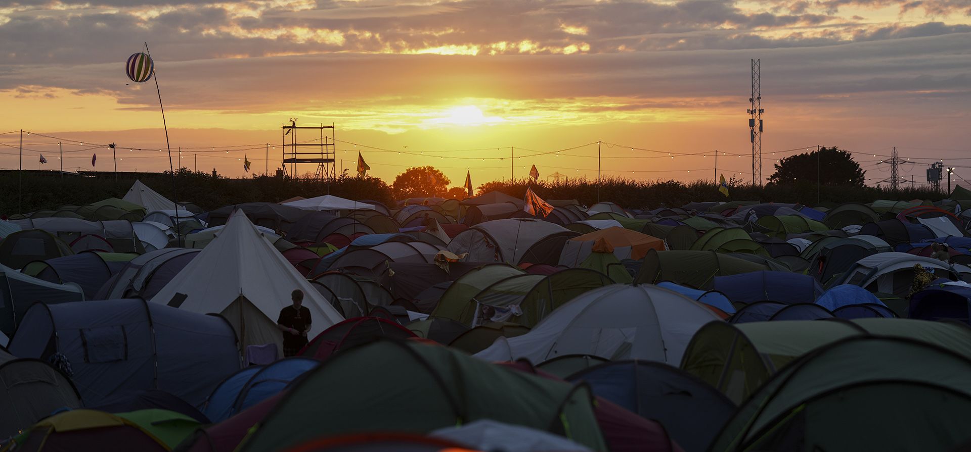 Atardecer en el segundo día del Festival de Glastonbury en Worthy Farm, Somerset, Inglaterra, el sábado 29 de junio de 2024. (Scott A Garfitt/Invision/AP)